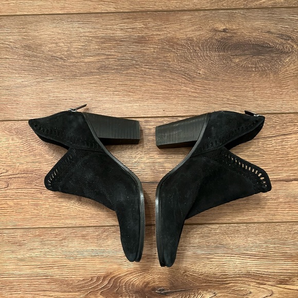 Vince Camuto booties, size 7.5 - Picture 4 of 4